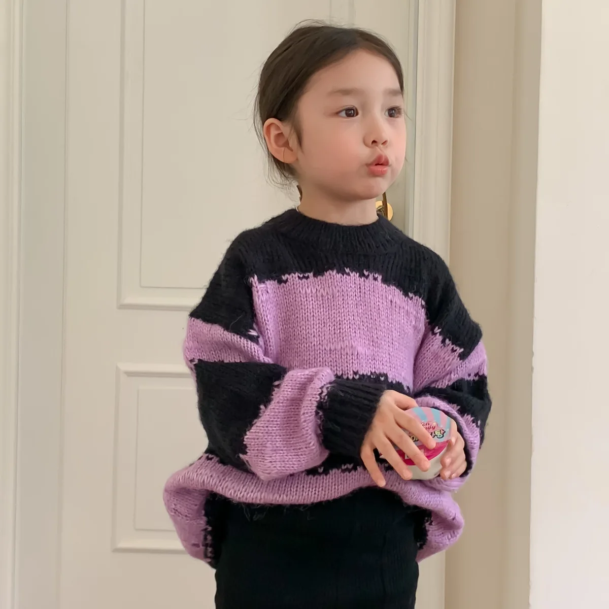 2023 Новая осенняя одежда для детей, свитер из бутика, однотонный Модный универсальный Свободный пуловер с круглым вырезом в корейском стиле для маленьких девочек в повседневном стиле