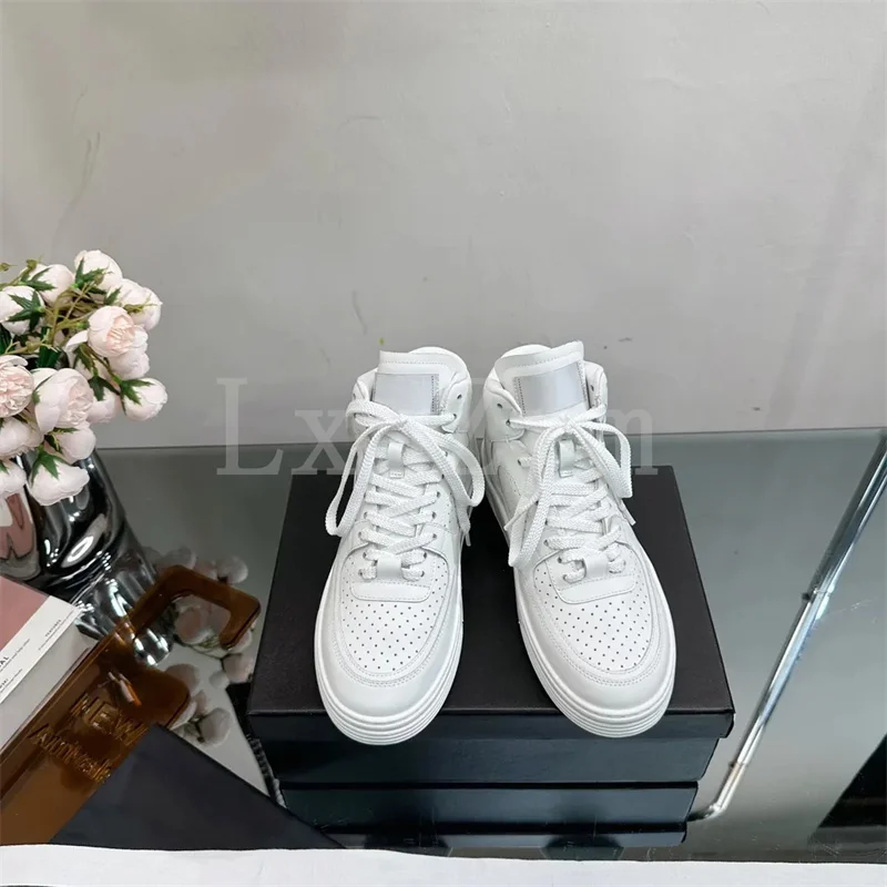Модная белая женская обувь, кожаные прогулочные повседневные кроссовки с высоким берцем, износостойкие однотонные туфли для отдыха на шнуровке на толстой подошве