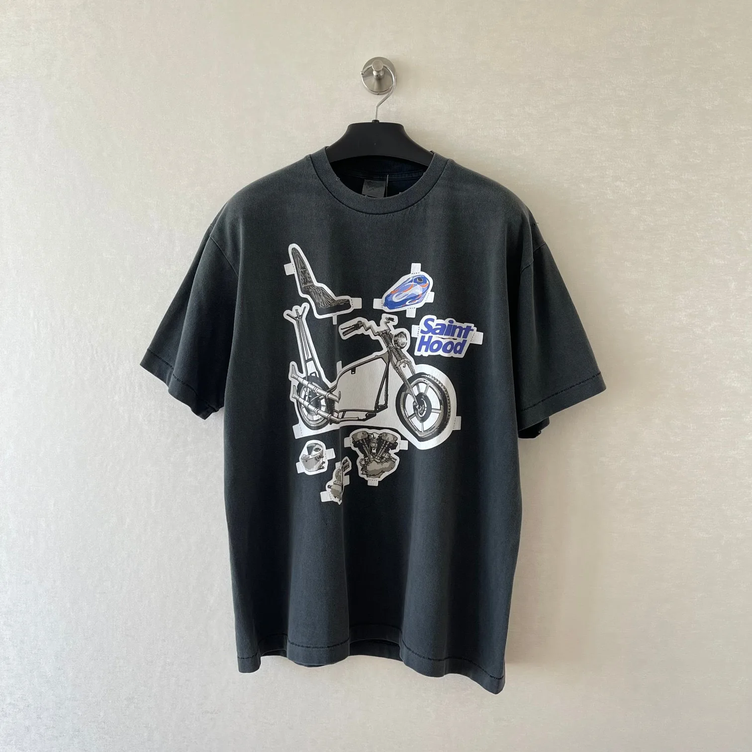 мужская спортивная футболка с короткими рукавами и винтажными потертыми мото-принтами saint hood