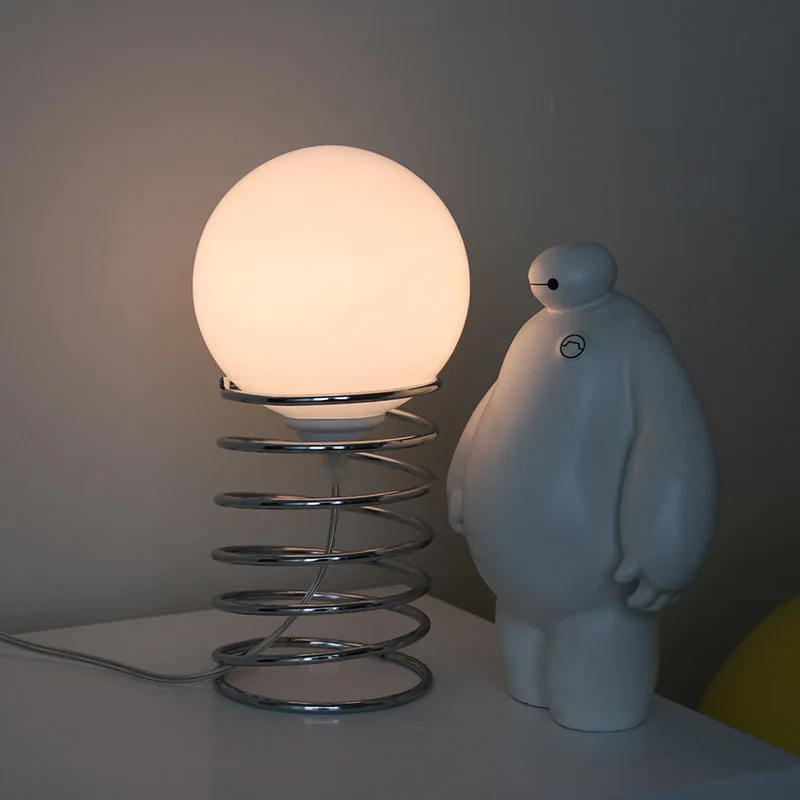 Настольная лампа Простая лампочка Современная энергосберегающая лампа Bauhaus для проживания в семье среднего возраста Творческая личность Ночник