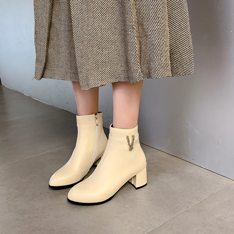 Осенне-зимние модные ботильоны с металлическим украшением 2023, женские короткие ботинки на молнии на высоком каблуке, женская повседневная офисная женская обувь для женщин